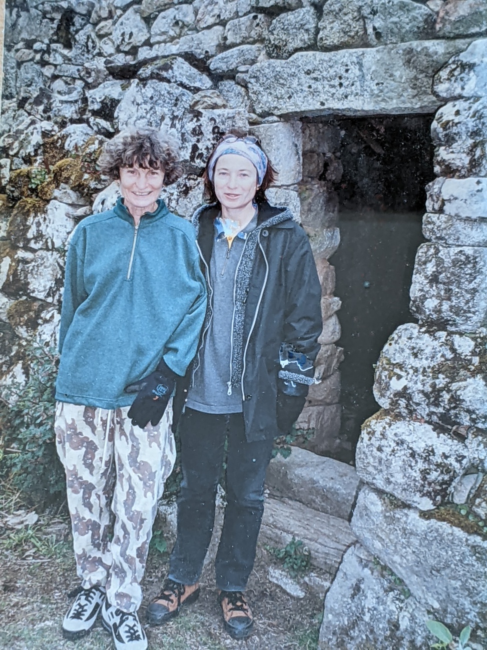 Bernadette Mariaccia/Bourdon et sa fille Catherine devant les ruines de "A Mariaccia"